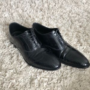 Hugo boss black varnished shoes worn in good condition.